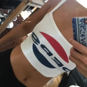  - PEPSI linne. Har några ljusa fläckar efter solkräm, se sista bilden. Frakt 7 kr eller hämtas i gbg