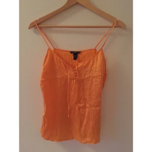  - Silke orange glansigt linne