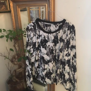  - Tunn mönstrad blus från Monki i storlek M.   *Fraktar inget!