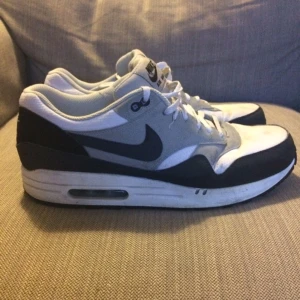  - Nike air Max 1.