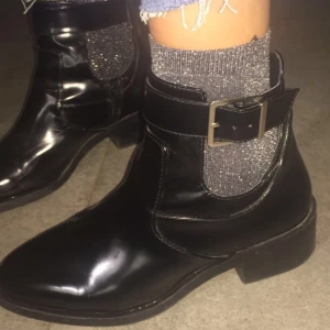  - Boots från Zara. Använda typ fem gånger. Några få repor. Svarta, lackade med ett spänne på ena sidan och en dragkedja på andra. Super bekväma! Möts upp i Stockholm, annars står du för frakt