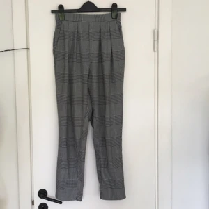  - Hundtandsmönstrade brallor från Monki! Med högmidja! Bra skick! Betalningen sker via swish! Frakten är inräknad! 