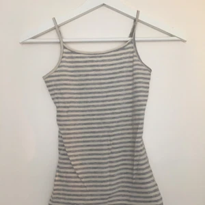  - Randigt linne, sitter bra och är i bra skick! Strl XS