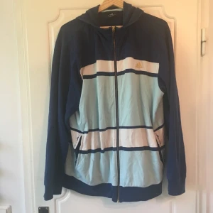  - Står storlek XL men jag som är en m använder sen som Oversize!