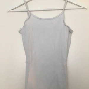  - Två linnen från H&M, säljs tillsammans 15kr totalt! Strl 146-152 men passar XS!