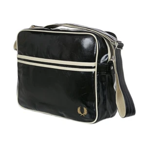  - Mörkblå Fredd Perry väska i nyskick. Hämtas i Göteborg eller skickas med posten mot frakt 🙂🙂