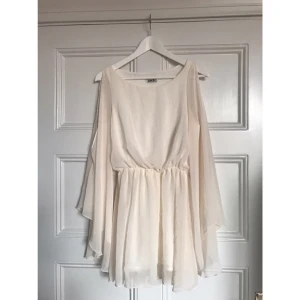  - Jättefin klänning med fladdriga ärmar. Har en liten defekt som finns med på sista bilden men inget som syns när du bär den. Köparen står för frakten och betalning sker via swish.