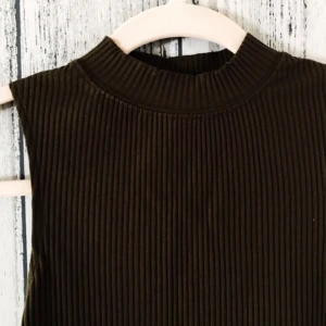  - Två toppar i grönt och svart från NA-KD. Säljes i paketpris för 100kr inkl frakt. Betalning sker via swish. 