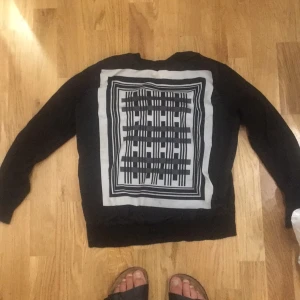  - Halv stickad/halv siden tröja med mönster från hm