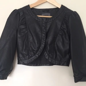  - Skinnjacka i fake skinn.  Kort skinnjacka från Only. Saknar en knapp i ena ärmen.  Kan mötas upp i centrala Uppsala. Vid försändelse tillkommer frakt. Annonsen ligger ute på fler sidor/appar. 