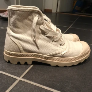  - Rena,snygga nästintill oanvända Palladium. 