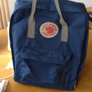  -  Fjällräven ryggsäck Färg/: mörkblå /grå Helt oanvänd  Inte äkta men väldigt lik