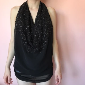  - Festlig top med paljetter som tillsammans med en svart kjol ser ut som en klänning. 💗 Super bra skick köpt av Kenza Zouiten på en loppis men den är så gott som ny✨  Man kan ha tröjan på två olika sätt som ni ser på bild 1 & 2 💖 Märke Nelly Trend 💕 Off shoulder 