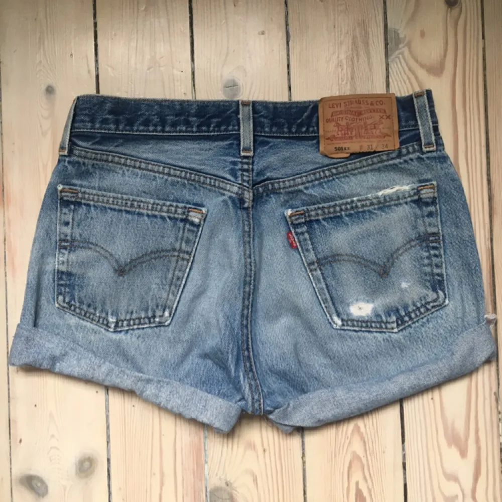 Shorts från Levis, köpta i vintagebutik i London. Endast använda ett fåtal gånger. Köparen står för frakt. . Shorts.