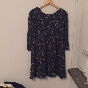  - Söt klänning från hm med kameleonter på! Kan mötas upp i Göteborg eller skickas, då frakt tillkommer 