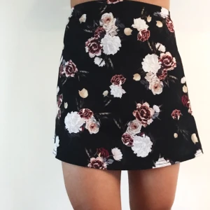  - Kjol från Nelly.com. Säljes för 60kr, frakt tillkommer.   Betalning sker via swish.