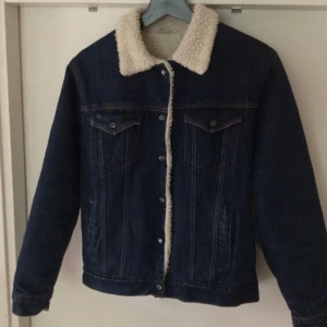 - Jeansjacka med teddyfoder i, supersnygg & varm! Storlek 40. 