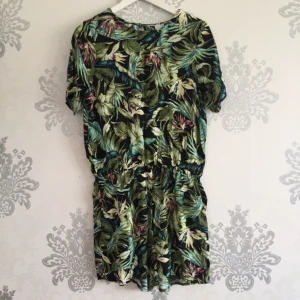  - Jumpsuit med öppning i rygg från GinaTricot.  Svalt och fint tyg