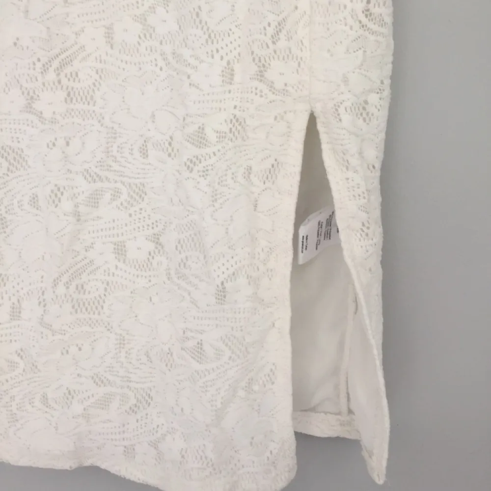 Superfin vit spetsklänning med slits. 70kr +frakt. Klänningar.