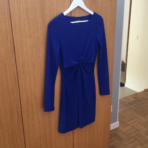  - Assnygg tight blå klänning från topshop, säljs då jag inte längre använder tighta klänningar, bra material och sitter snyggt på