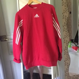  - Säljer min gamla favorit från Adidas som inte kommer till så mycket användning längre. Jättebra skick! Frakt tillkommer 🌹