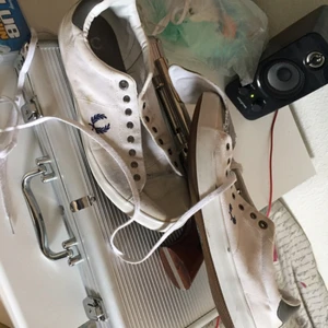  - Använda 5 gånger max men använda dem en gång när jag grillade så trillade de ner en kolbit på skon😫 Samtidigt som jag fick gräsfläckar.... Nypris: 700kr, köpta förra året på trampolin på väla