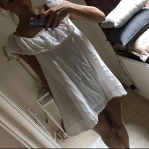  - Fin liten vit sommarklänning. Pris Inkl frakt