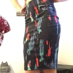  - En midi kjol från Bilbok som aldrig blivit använd. Storlek S