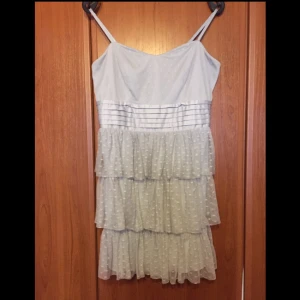  - Grå festklänning i Strl L från Gina tricot. Ni står för frakten om vi inte möts upp.