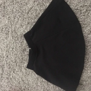  - En helt oanvänd kjol från HM som jag köpte ihop om att börja använda kjol men har aldrig använt den så tänker att någon annan kan ha bättre användning för den