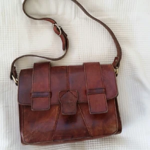  - Pris inklusive frakt!! Jättefin läderväska i bra skick