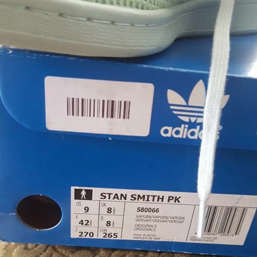 Säljer dessa Adidas skor som aldrig är använda då lappen sitter kvar.. Storlek 42 2/3. Skor.