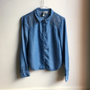  - Denim shirt med brodyr på oket fram. Snygg enkel modell