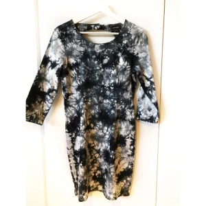  - Mönstrad klänning i jeansmaterial från Monki. Med trekvartsärm och öppen rygg. Pris exklusive frakt. 