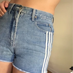  - Jeans shorts köpta på Beyond retro!  storlek finns ej men ja g skulle säga s/m! 