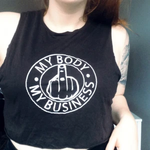  - Egentryckt tröja! Kortare magtröja, i fint skick! 