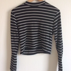  - Skön och snygg randig tröja från H&M i kortare modell. Storlek S-M. Använt ett fåtal gånger. Kan mötas upp i Stockholm. 