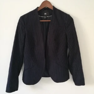  - Kritstrecksrandig kavaj HM. Använd någon gång.