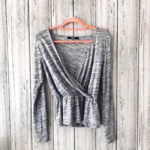  - Grå melerad tröja med omlott från Bik Bok i storlek S. Säljes för 60kr inkl frakt. Betalning sker via swish. 