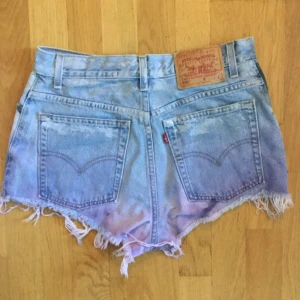  - Unicorn-färgade shorts från Levis i storlek W30, men dom är ganska små i storleken, så är mer som en W28-W29!  