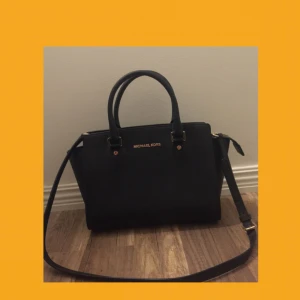  - Michael Kors Selma medium, köpt för si sådär ett år sen i Michael kors butiken på biblioteksgatan. Har dessvärre inget kvitto eller nån dustbag.