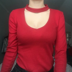  - Fin body med dragkedja på baksidan:) ganska kort modell men går säker att sy om lätt om den är för tight. Aldrig använd:)