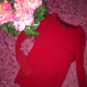  - Röd kavelstickad tröja från Gina Tricot i storlek XS.