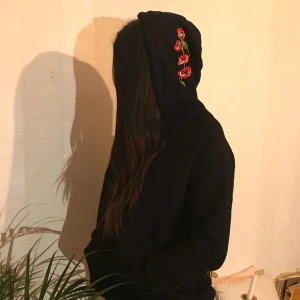  - fin hoodie med blombroderi 🌹🌹 inga fläckar eller hål, använda ca 1-2 gånger✨ oversize passar strl xs-xl ✨