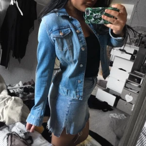  - Står att det är storlek 44, men jätte liten i storlek, mer en M. Jag är vanligtvis M/L i jackor. Jeansjacka i stretchigt mjukt jeansmaterial. Lappen sitter kvar, helt ny från HM. ❣️ FRAKT INGÅR I PRISET!! Alla mina priser är inklusive frakt. Samfraktar vid flera köp. Skickar via postnord eller möts upp i Karlstad. Inga skambud, tack! Har många olika annonser ute, så kika gärna på min profil. Happy shopping. 