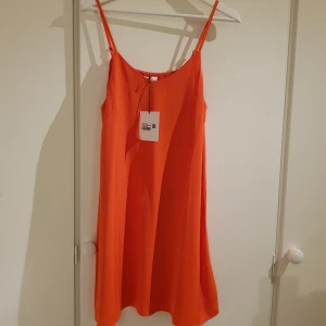  - Enkel härlig klänning i polyester (är 165cm och den går precis över knäna). Tvålagrad men ändå tunn. Nypris 399 🌹 + frakt 