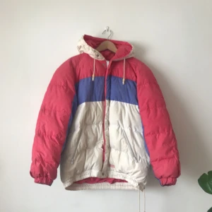  - Oversized dunjacka! Har några år på nacken men fortfarande perfekt för vintern. Köparen står för frakt eller mötas upp i Stockholm