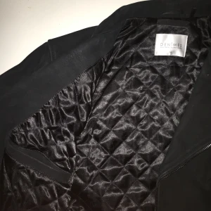  - En läderjacka från These Glory Days i väldigt bra skick. Endast använd ett fåtal gånger. Stabil jacka gjord i äkta läder med innerfickor på båda sidorna samt framfickor. Jackan har även dragkedjor på ärmarna för bättre passform. Snygg, varm och användbar jacka som passar många olika stilar. Originalpris 3000kr. Från VOLT. 