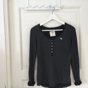  - Skön tröja från Abercrombie & Fitch. ”Rough” i sömmarna vilket är en skitsnygg detalj. Kan hämtas i Norrköping eller Katrineholm, annars betalar köparen frakt✨