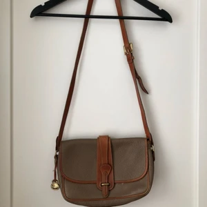  - Superfin axelremsväska från Dooney & Bourke! Läder. Inga defekter men lite smutsig därav de låga priset :)  Jag står för frakt!